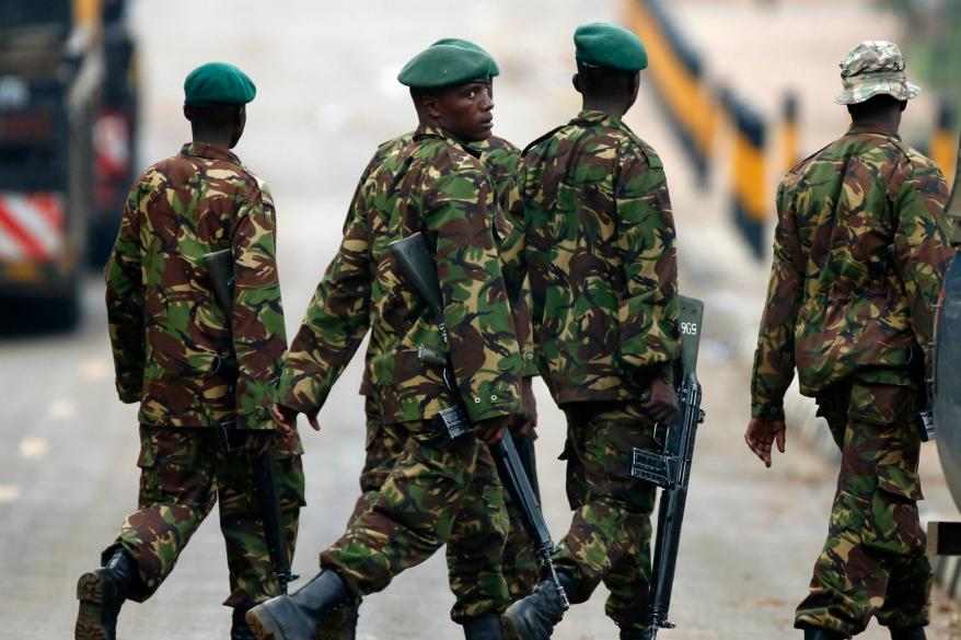 Kenyan soldiers walking towards the Westgate shopping center.