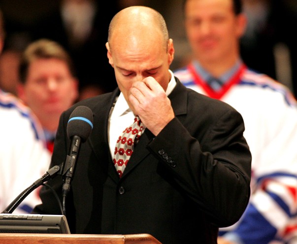 Mark Messier at the ceremony where Ranger retired his No. 11