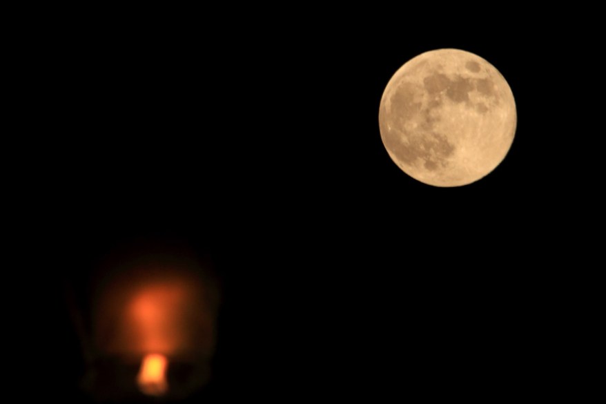 Photo taken on Sept. 19, 2013 shows the moon of the Mid-autumn Festival over the sky in Fengshan County, south China's Guangxi Province.