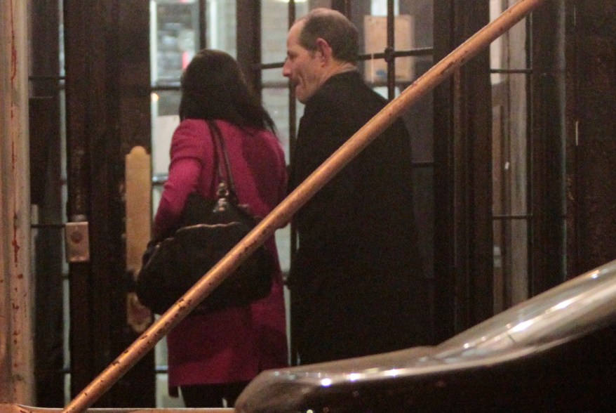 Smith and Spitzer arrive back at her apartment at 12:21 a.m. on Dec. 20 after dinner together.