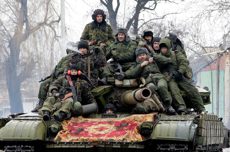 Members of the armed forces of the separatist self-proclaimed Donetsk People's Republic drive a tank on the outskirts of Donetsk January 22, 2015. REUTERS/Alexander Ermochenko (UKRAINE - Tags: CIVIL UNREST MILITARY POLITICS CONFLICT TPX IMAGES OF THE DAY)