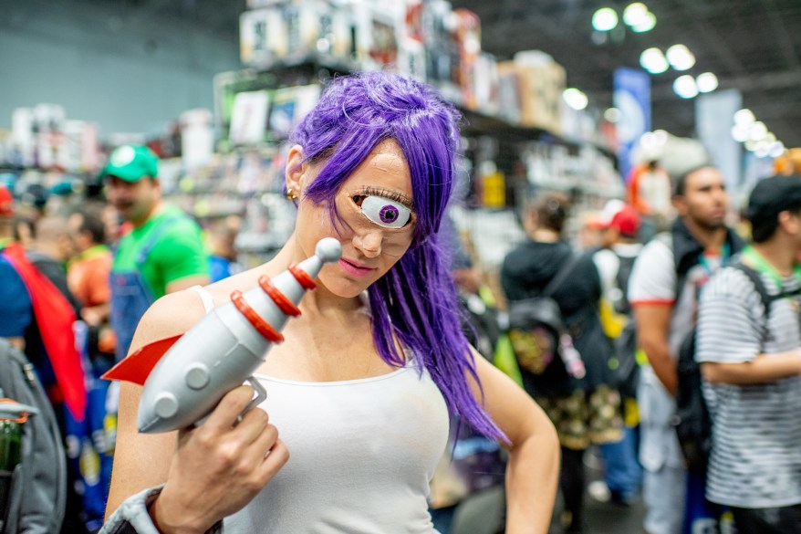 A fan cosplays as Leela from Futurama.