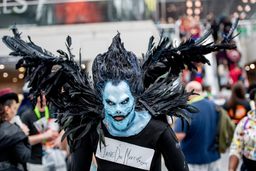 A fan cosplays as a Death God from Death Note.