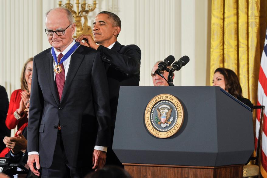 Barack Obama presents William Ruckelshaus with the Presidential Medal of Freedom in 2015.