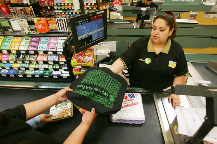 New Yorkers must now use their own bags at grocery stores — which might increase the spread of pathogens, including the coronavirus.