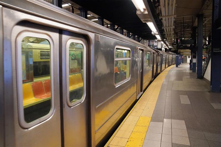man struck by 6 train in Manhattan in critical condition
