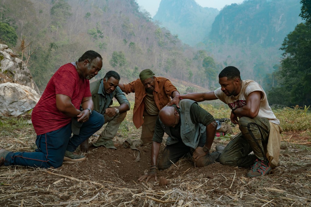 DA 5 BLOODS (L to R) ISIAH WHITLOCK JR. as MELVIN, NORM LEWIS as EDDIE, CLARKE PETERS as OTIS, DELROY LINDO as PAUL, JONATHAN MAJORS as DAVID in DA 5 BLOODS. Cr. DAVID LEE/NETFLIX © 2020