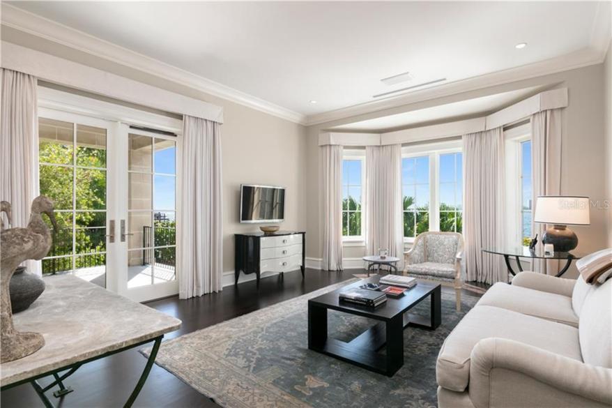 The sitting room located in the main suite.