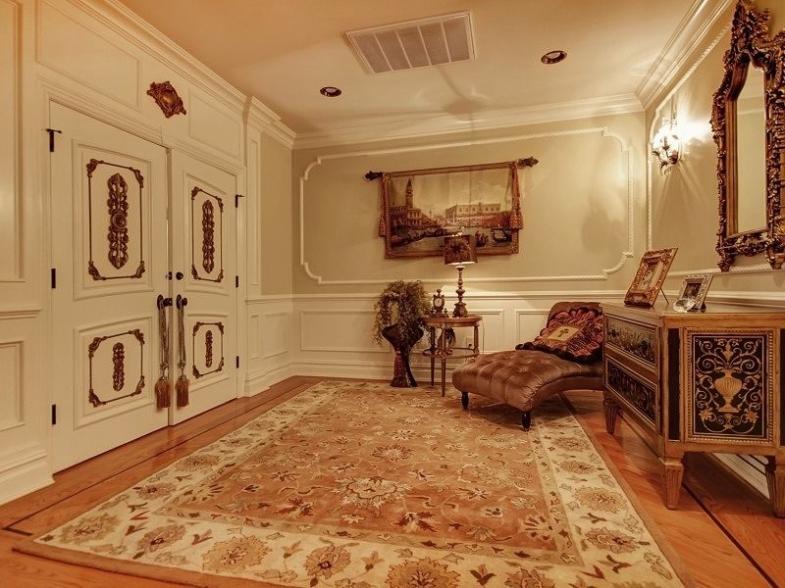 A sitting area in front of the master suite.