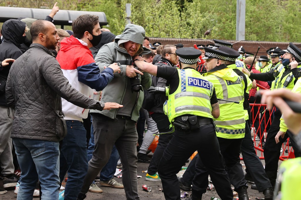 Manchester United postponed fans police