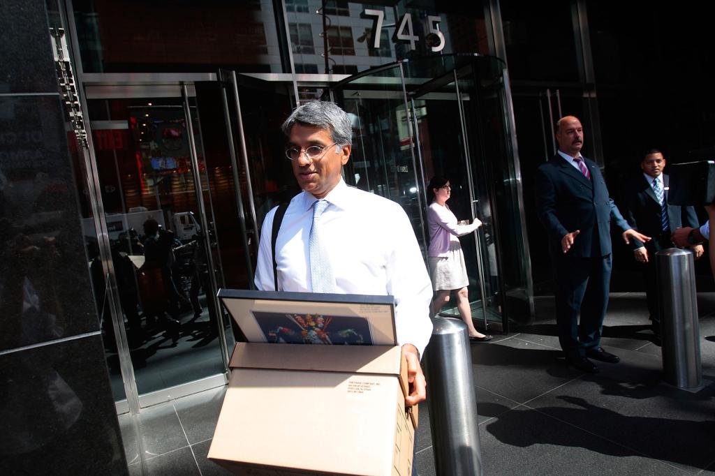 An employee of Lehman Brothers Holdings Inc. carries a box out of the company's headquarters (background) September 15, 2008 in New York City.  