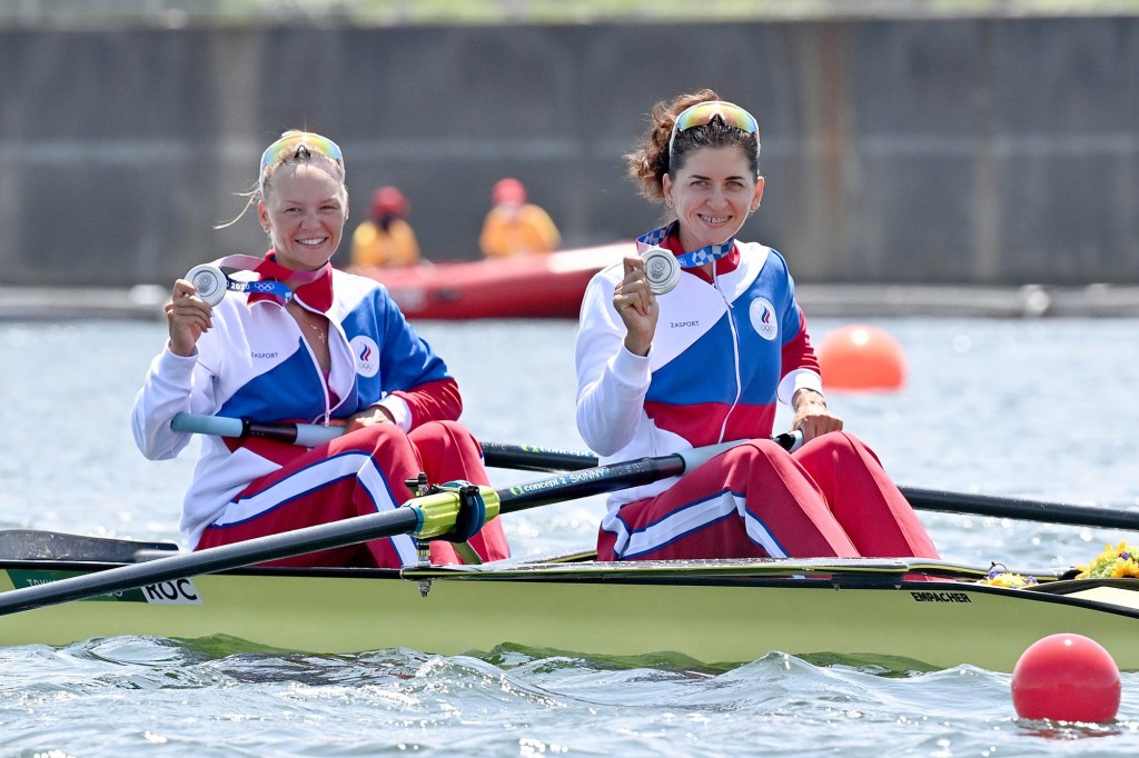 Vasilisa Stepanova and Elena Oriabinskaia show their silver medals.