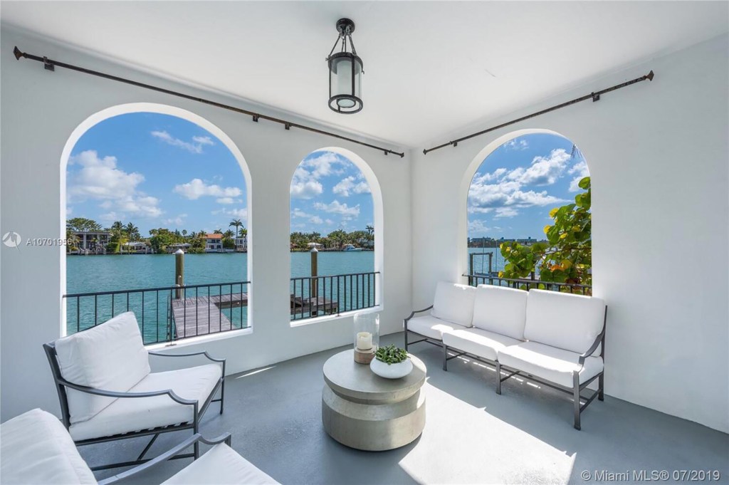 The entertainment loggia facing the water.