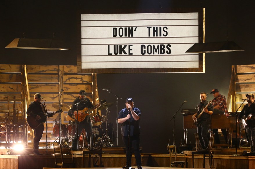 Luke Combs rocked out to his song "Doin' This" at the 55th Annual Country Music Association Award.