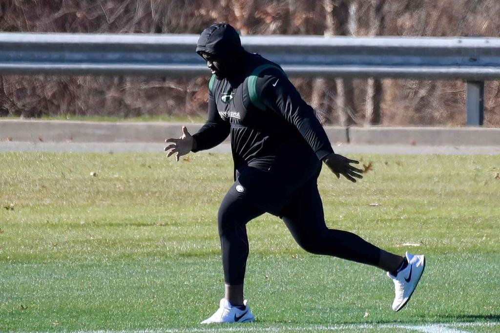 Jets’ Mekhi Becton at practice in