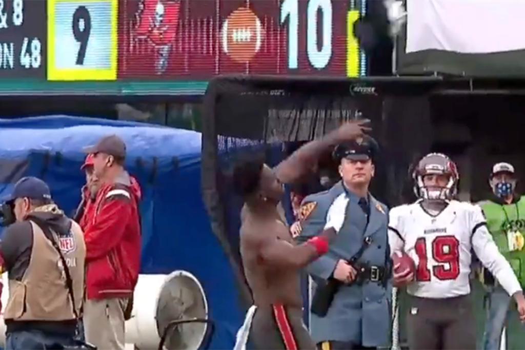 Buccaneers receiver tosses his undershirt into the crowd at MetLife Stadium on Sunday, Jan. 2, 2022, during the Buccaneers-Jets game.