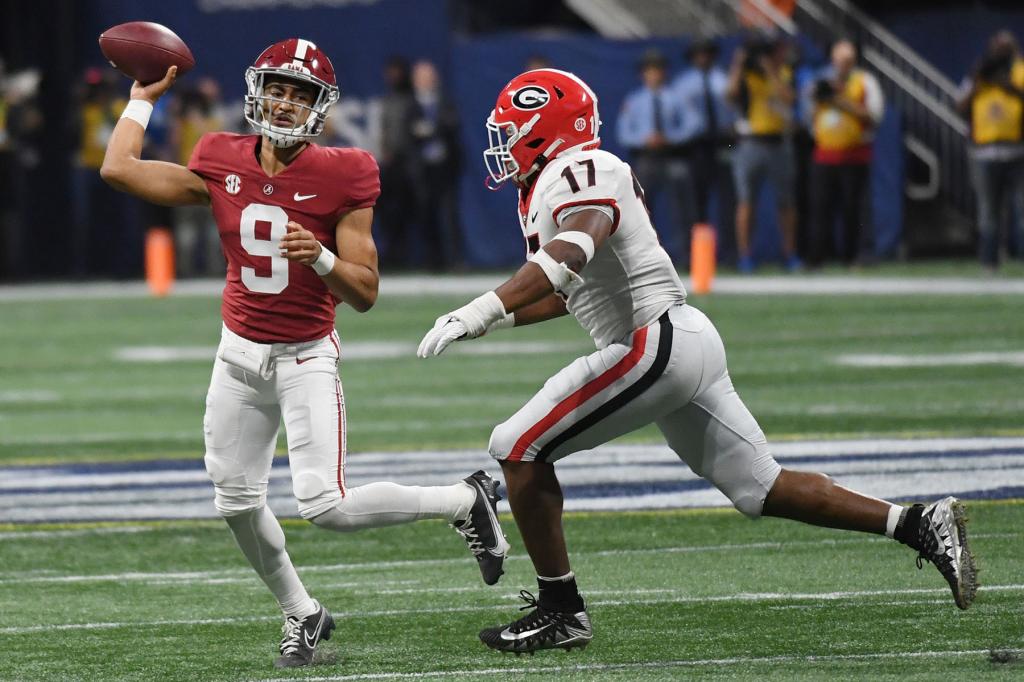 Alabama Crimson Tide Quarterback Bryce Young (9) passes the ball asl Georgia Bulldogs Linebacker Nakobe Dean (17) defends during the SEC Championship game between the Alabama Crimson Tide and the Georgia Bulldogs on December 04, 2021, at Mercedes-Benz Stadium in Atlanta, Ga.