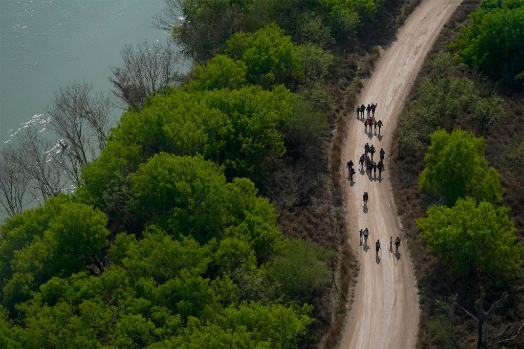 Migrants waling in Texas