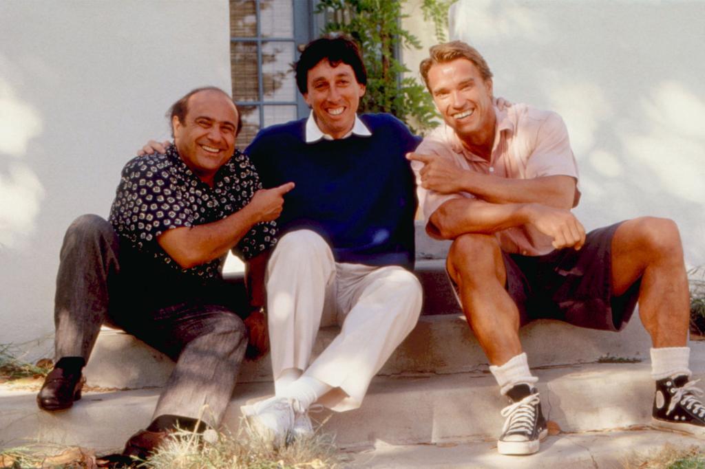 TWINS, Arnold Schwarzenegger, director Ivan Reitman, Danny DeVito, on set, 1988.