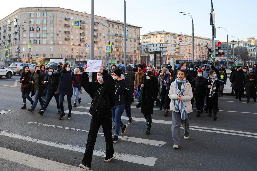 People protesting Russia's invasion of Ukraine in Moscow on February 27, 2022.