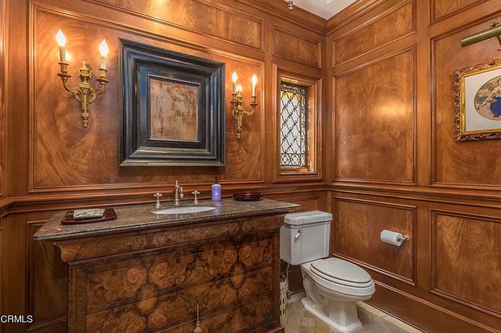 The powder room.