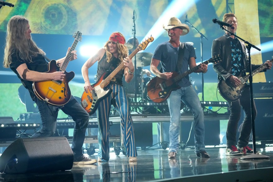 Kenny Chesney performing