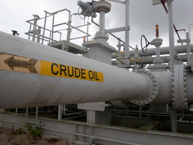 FILE PHOTO: A maze of crude oil pipes and valves is pictured during a tour by the Department of Energy at the Strategic Petroleum Reserve in Freeport, Texas, U.S. June 9, 2016. /File Photo