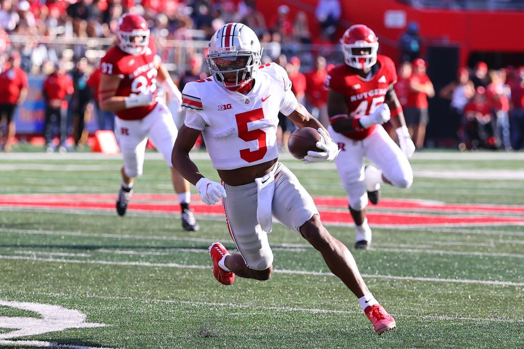 Ohio State Buckeyes wide receiver Garrett Wilson (5) runs for a touchdown during the college football game between the Ohio State Buckeyes and Rutgers Scarlet Knights on October 2,2021 at SHI Stadium in Piscataway NJ