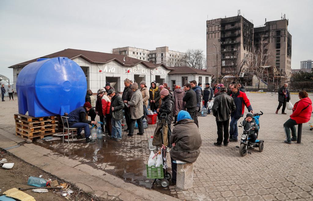 Residents queue to get water during the Ukraine-Russia conflict.