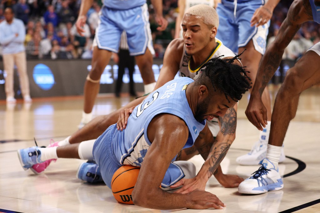 Jeremy Sochan reaches for a loose ball against North Carolina