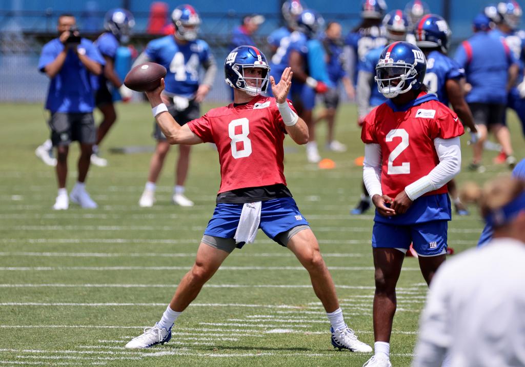 Daniel Jones throws at Giants practice on June 7, 2022.