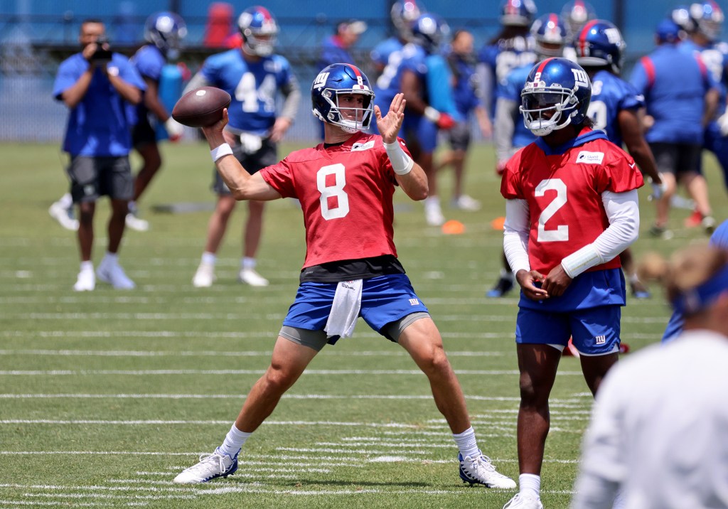 Daniel Jones throws at Giants practice on June 7, 2022.