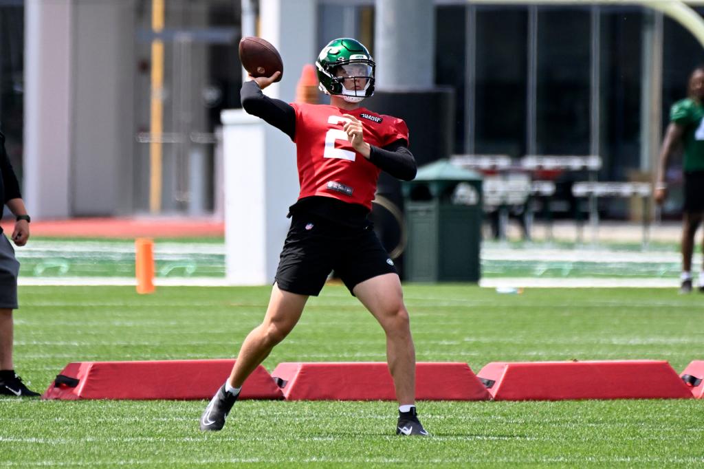 Zach Wilson throws during Jets minicamp on June 14, 2022.