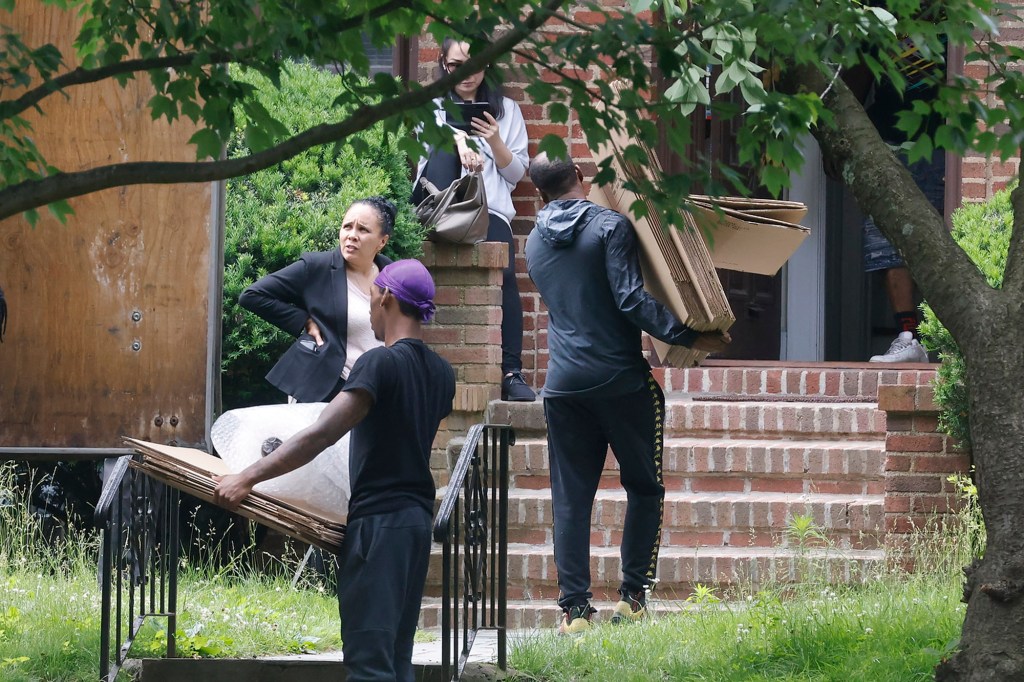 The Post captured the scene where Katz had her security detail carrying furniture for her during her move.