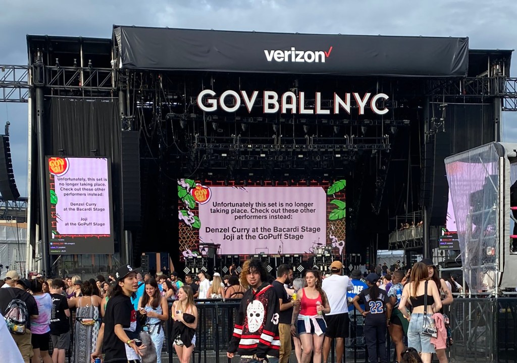 A sign announcing that Roddy Ricch's set had been canceled due to the arrest.