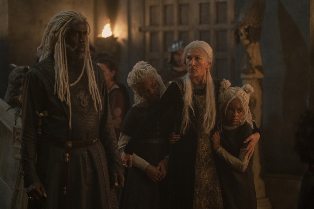 Corlys (Steve Toussaint), his wife Rhaenys (Eve Best) and their granddaughters (center): Daemon's daughters  Baela (Shani Smethurst) and Rhaena (Eva Ossei-Gerning).