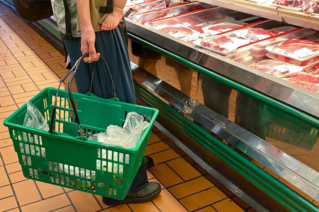 Shoppers at New Jersey grocery stores are reportedly stealing plastic shopping baskets due to the state's plastic bag ban.