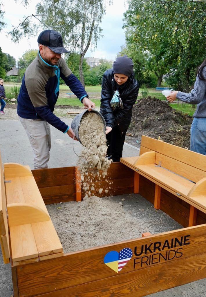 The DEC chief also helped Ukraine Friends complete a playground in Katyuzhanka.