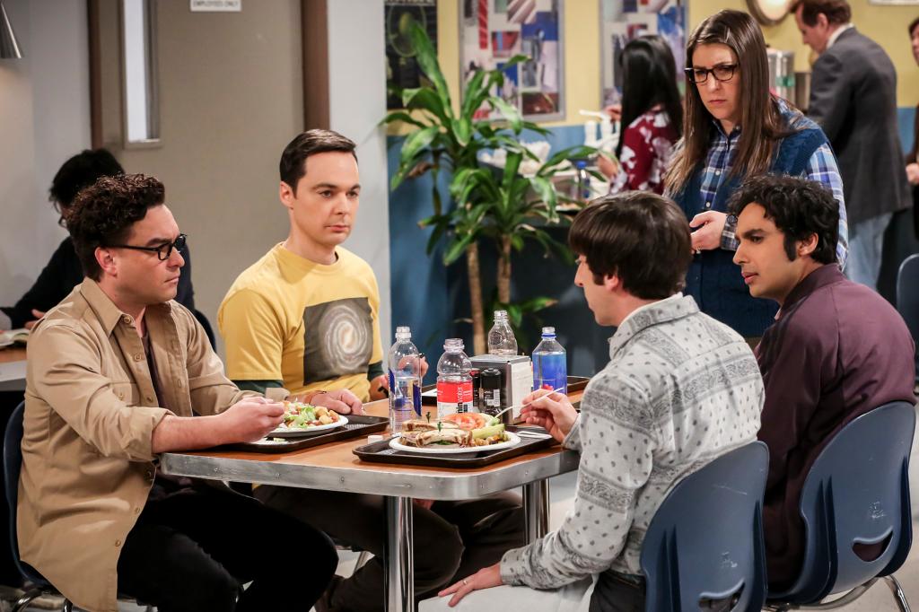 Leonard Hofstadter (Johnny Galecki), Sheldon Cooper (Jim Parsons), Amy Farrah Fowler (Mayim Bialik), Howard Wolowitz (Simon Helberg) and Rajesh Koothrappali (Kunal Nayyar) on "The Big Bang Theory" sit around a table.