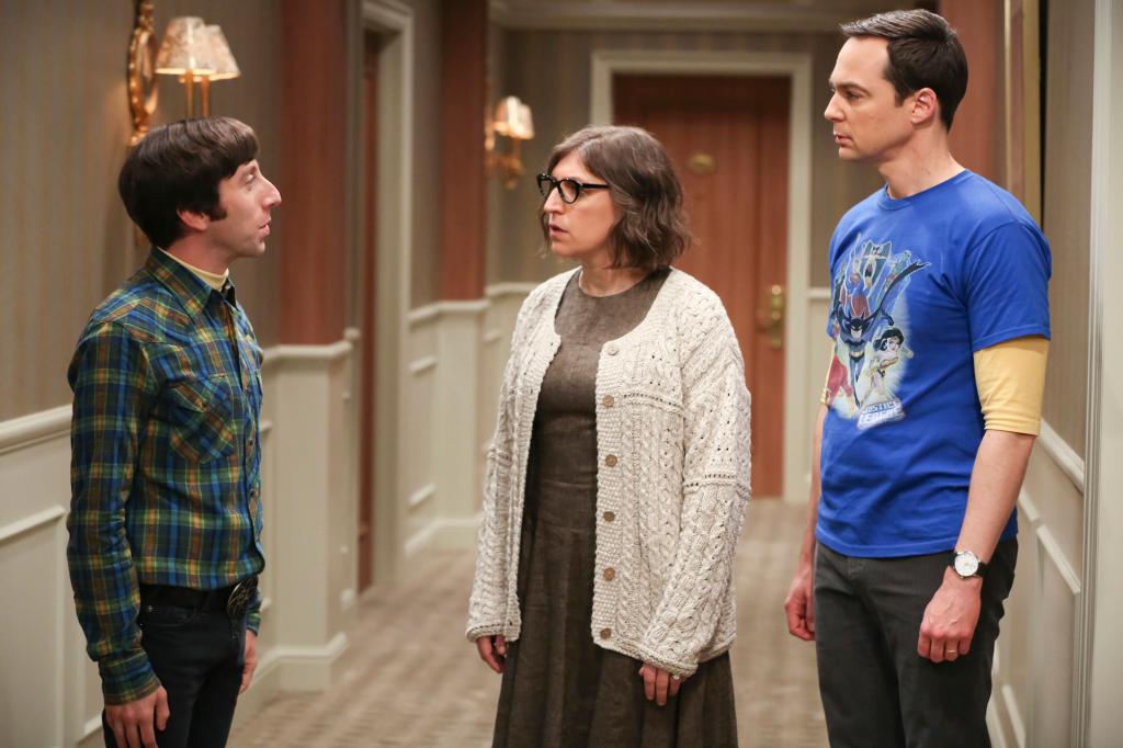 Howard Wolowitz (Simon Helberg), Amy Farrah Fowler (Mayim Bialik) and Sheldon Cooper (Jim Parsons) on "The Big Bang Theory" stand in a hallway.