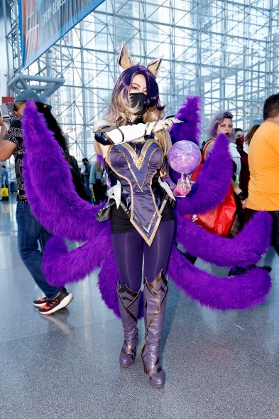 An Ahri cosplayer