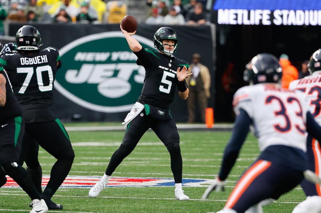 Jets quarterback Mike White throws a pass during the first quarter against the Bears on Nov. 27, 2022.