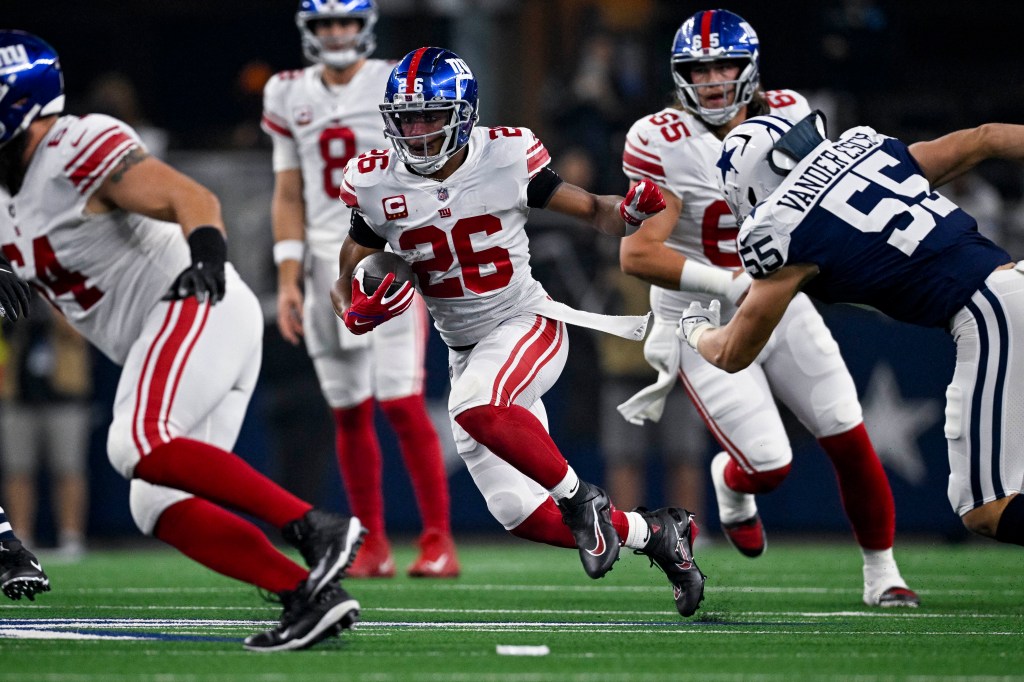 Saquon Barkley runs for a first down during the Giants' loss.