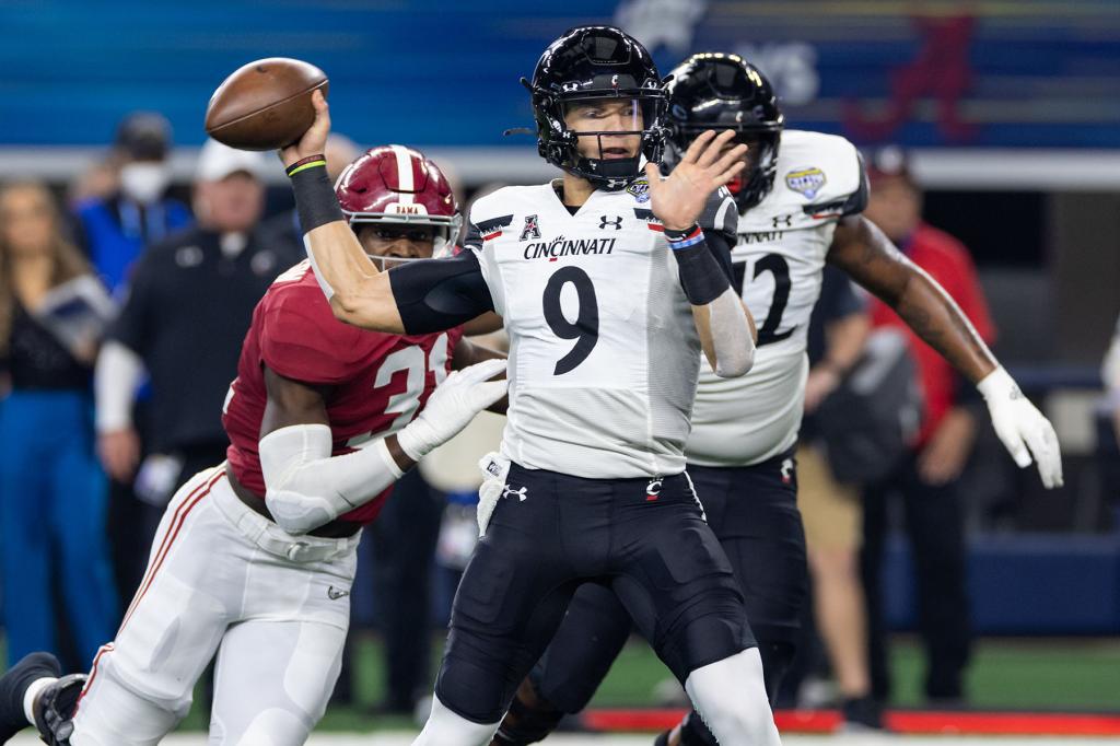 Cincinnati Bearcats quarterback Desmond Ridder (#9) throws a pass during the Goodyear Cotton Bowl CFP Semifinal college football game between the Alabama Crimson Tide and the Cincinnati Bearcats on December 31, 2021 at AT&T Stadium in Arlington, Texas.