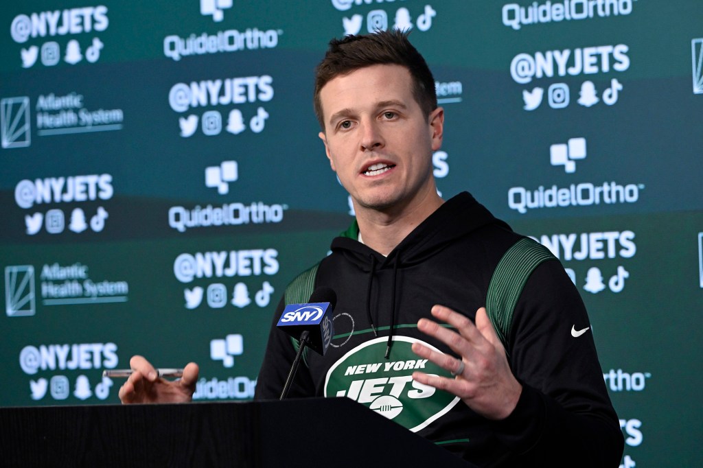 Jets offensive coordinator speaks before practice on Dec. 1, 2022.