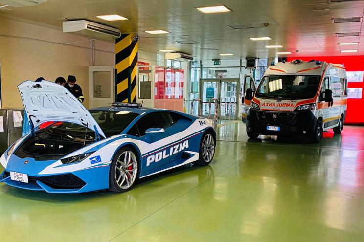 Italian police are using specialty Lamborghini Huracán's to deliver vital organ donations to recipients in "record" time.