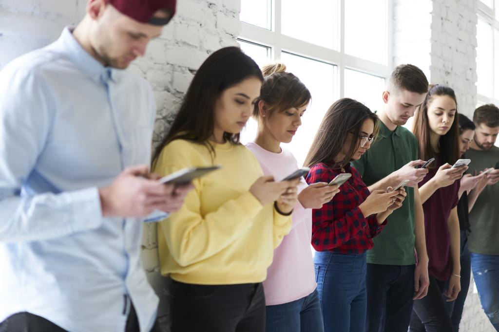 Our constant connection to smartphones actually delivers a dopamine rush that keeps us coming back for more. No wonder we can't seem to put our devices down.