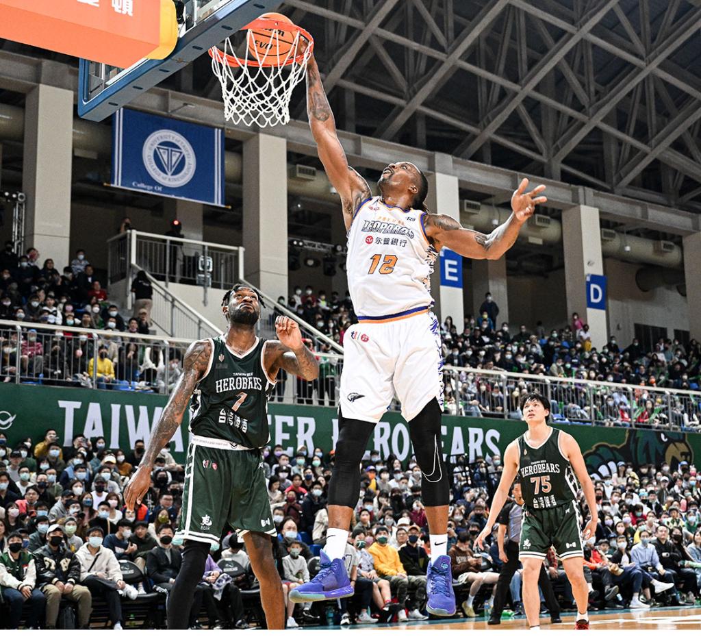 Taoyuan Leopards center Dwight Howard dunks during the T1 League game against the TaiwanBeer HeroBears at University of Taipei Tianmu Gymnasium on Feb. 19, 2023.