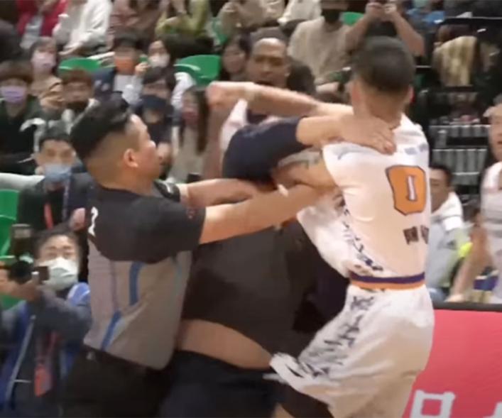 Dwight Howard was one of 12 players ejected in a T1 league game between his Taoyuan Leopards and the TaiwanBeer HeroBears in Taiwan on Feb. 19, 2023.