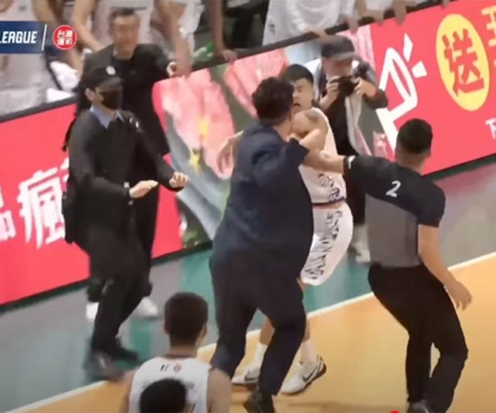 Dwight Howard was one of 12 players ejected in a T1 league game between his Taoyuan Leopards and the TaiwanBeer HeroBears in Taiwan on Feb. 19, 2023.